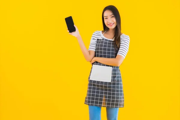 Porträtt Vacker Ung Asiatisk Kvinna Använder Smart Mobiltelefon Gul Isolerad — Stockfoto