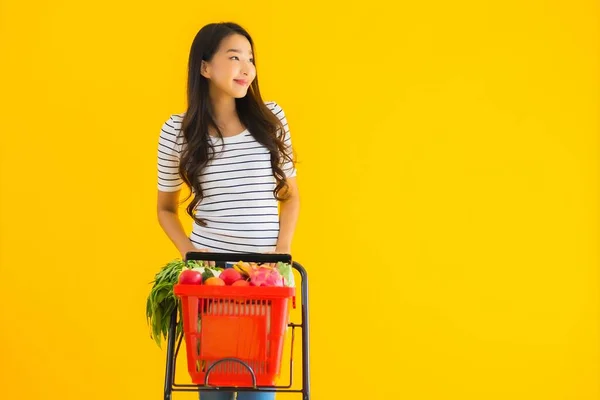 Ritratto Bella Giovane Donna Asiatica Shopping Negozio Alimentari Supermercato Carrello — Foto Stock