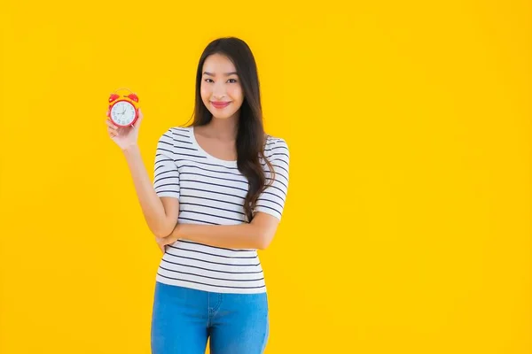 Retrato Bonito Jovem Asiático Mulher Mostrar Relógio Alarme Amarelo Isolado — Fotografia de Stock