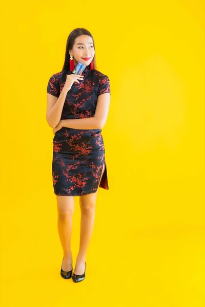 Πορτρέτο Όμορφη Νεαρή Ασιατική Γυναίκα Φορούν Κινέζικο Φόρεμα Πιστωτική Κάρτα — Φωτογραφία Αρχείου