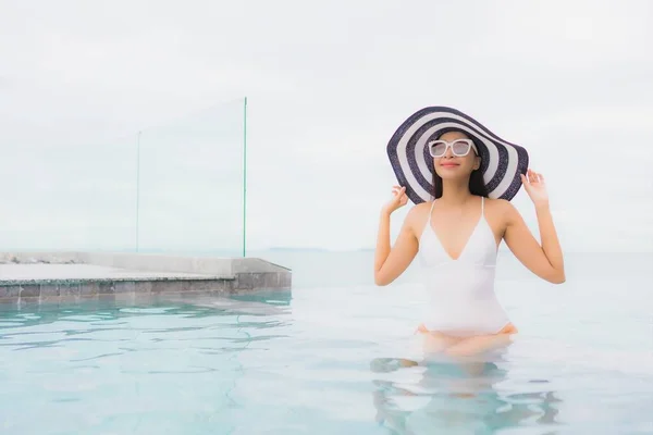 Retrato Bonito Jovem Asiático Mulher Sorriso Relaxar Lazer Redor Piscina — Fotografia de Stock