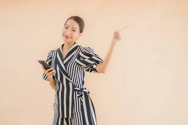 Retrato Hermosa Joven Mujer Asiática Con Teléfono Móvil Inteligente Sobre — Foto de Stock