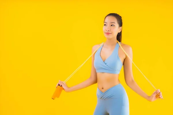 아름다운 아시아 여인의 초상화에는 위에서 운동할 준비가 밧줄이 운동화를 — 스톡 사진