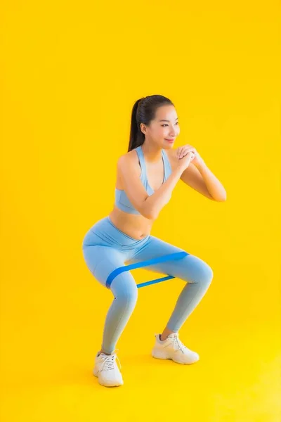 Güzel Bir Asyalı Kadın Portresi Spor Giysisiyle Spor Lastiği Giyer — Stok fotoğraf