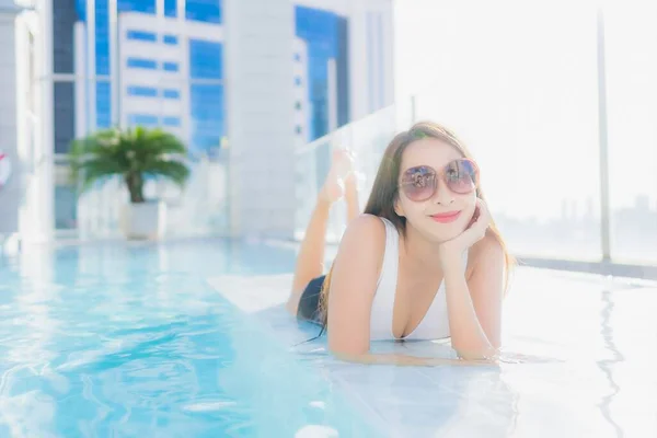 Retrato Hermosa Joven Mujer Asiática Relajarse Ocio Alrededor Piscina Viajes — Foto de Stock