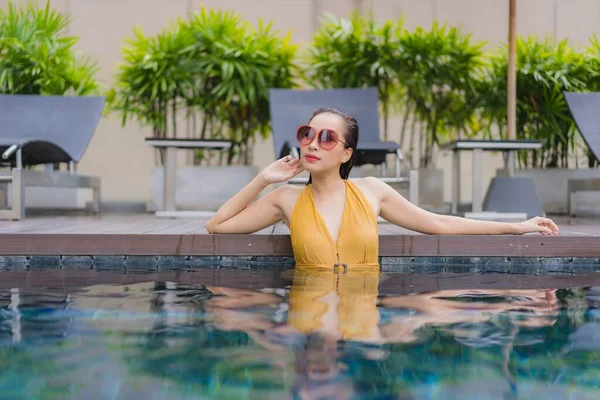 Retrato Hermosa Joven Mujer Asiática Relajarse Ocio Alrededor Piscina Complejo —  Fotos de Stock