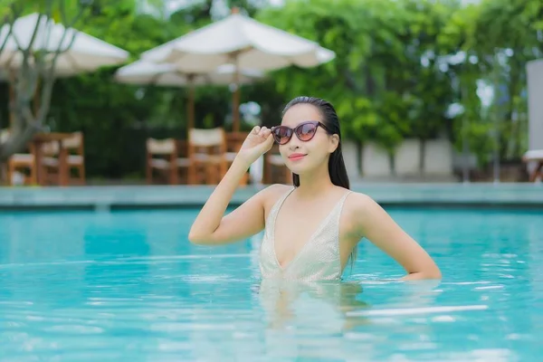 Portrait Belle Jeune Femme Asiatique Détendre Sourire Autour Piscine Extérieure — Photo