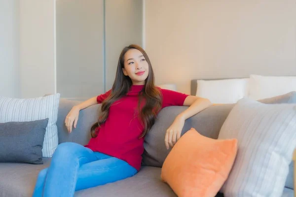 Portrét Krásná Mladá Asijská Žena Relax Úsměv Pohovce Obývacím Pokoji — Stock fotografie