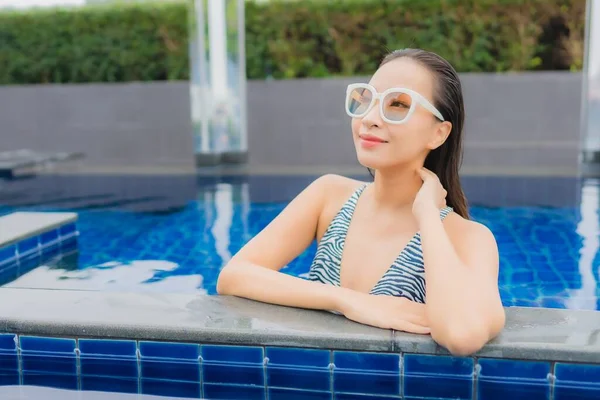 ポートレート美しい若いアジアの女性はレジャー休暇のための屋外スイミングプールの周りの笑顔をリラックス — ストック写真