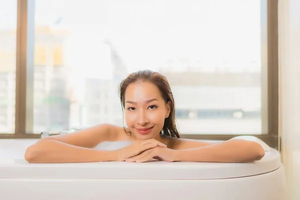 Retrato Bonito Jovem Asiático Mulher Relaxar Desfrutar Tomar Banho Banheira — Fotografia de Stock