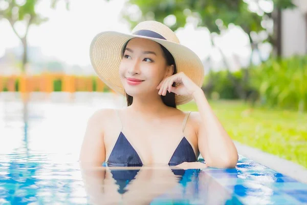 Retrato Bonito Jovem Asiático Mulher Relaxar Desfrutar Sorriso Redor Piscina — Fotografia de Stock