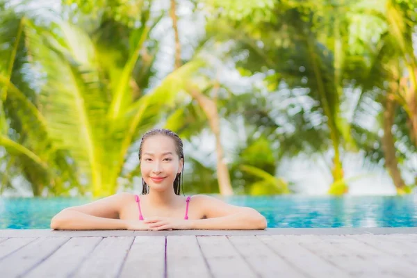 Portrét Krásná Mladá Asijská Žena Úsměv Relaxovat Kolem Venkovního Bazénu — Stock fotografie