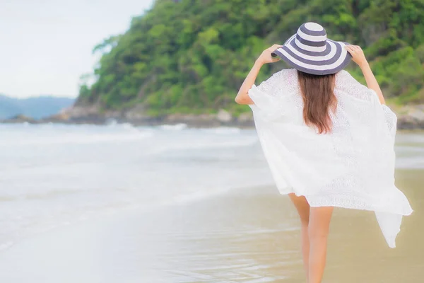 Retrato Bonito Jovem Asiático Mulher Relaxar Sorriso Redor Praia Mar — Fotografia de Stock