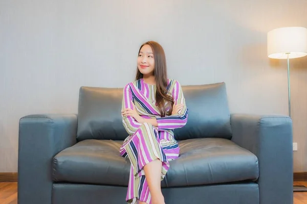 Güzel Bir Asyalı Kadın Portresi Oturma Odasındaki Kanepede Dinleniyor — Stok fotoğraf