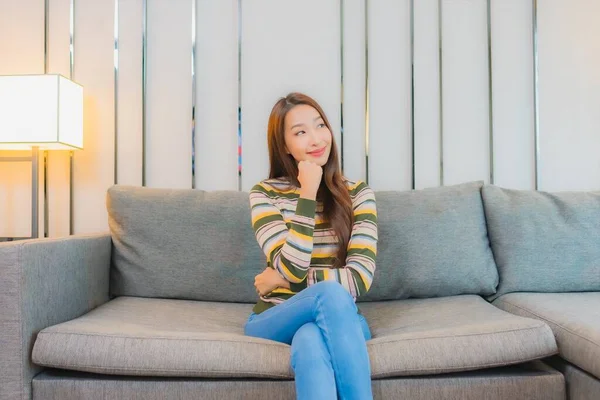 Retrato Hermosa Joven Asiática Mujer Sentarse Sonrisa Relajarse Sofá Sala —  Fotos de Stock