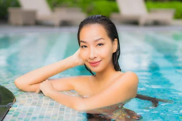 Retrato Hermosa Joven Asiática Mujer Relajarse Sonrisa Alrededor Piscina Aire — Foto de Stock