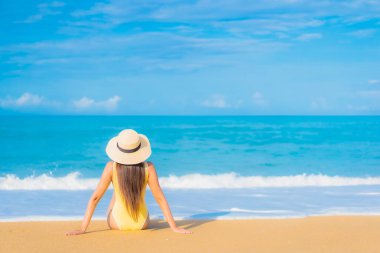 Güzel bir Asyalı kadın portresi. Rahatlayın. Gülümseyin.