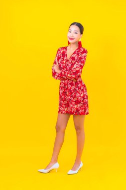 Güzel bir Asyalı kadının portresi Çin 'in yeni yıl konseptinde gülümsüyor. Renkli arka plan üzerine.