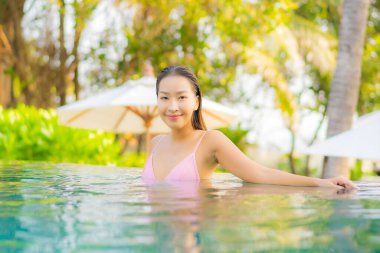 Güzel bir Asyalı kadın portresi. Rahatlayın. Yüzme havuzunun keyfini çıkarın.