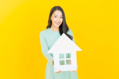 Ev ya da kağıt tabelalı güzel Asyalı kadın portresi