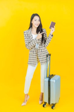 Çantalı ve pasaportlu güzel Asyalı kadın seyahate hazır.