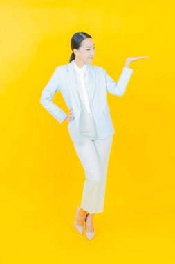 Portre güzel Asyalı kadın gülümsüyor. Renkli arka planda hareket var.