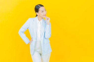 Portre güzel Asyalı kadın gülümsüyor. Renkli arka planda hareket var.