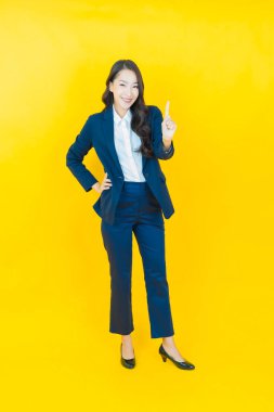 Portre güzel Asyalı kadın gülümsüyor. Renkli arka planda hareket var.