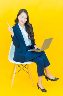 Asyalı güzel bir kadının portresi bilgisayarla izole edilmiş arka planda gülümsüyor.