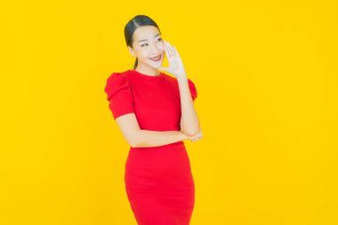 Portre güzel Asyalı kadın gülümsüyor. Renkli arka planda hareket var.