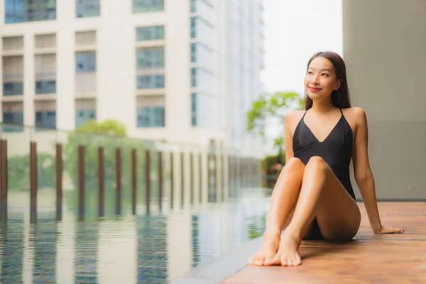 Retrato Bonito Jovem Asiático Mulher Sorriso Relaxar Lazer Torno Piscina — Fotografia de Stock