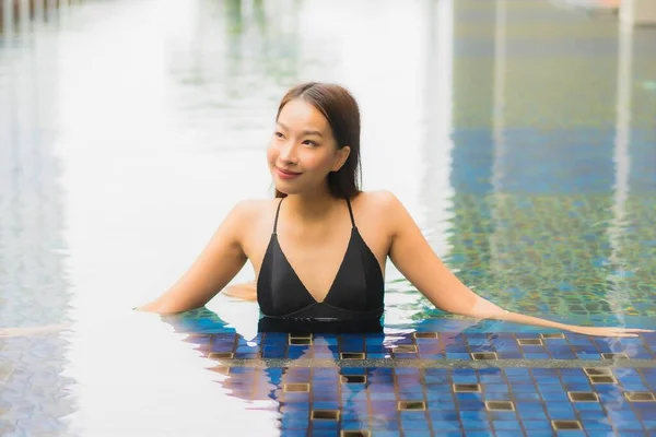 Porträtt Vacker Ung Asiatisk Kvinna Leende Koppla Fritid Runt Poolen — Stockfoto