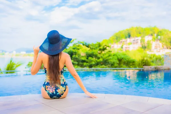 Portret Mooie Jonge Aziatische Vrouw Ontspannen Glimlach Vrijetijdsbesteding Rond Openlucht — Stockfoto