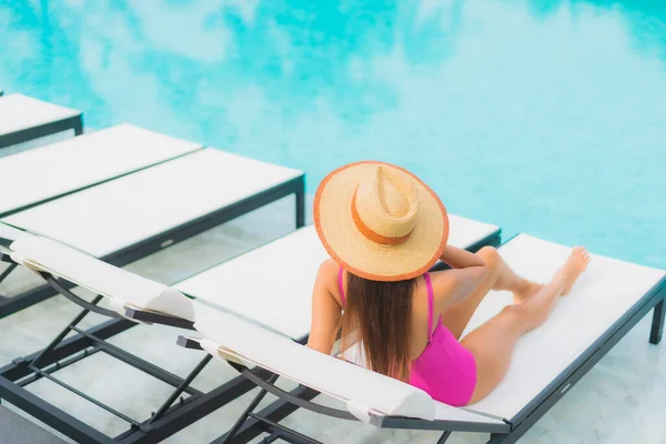 Retrato Hermosa Joven Mujer Asiática Relajarse Sonrisa Alrededor Piscina Aire — Foto de Stock