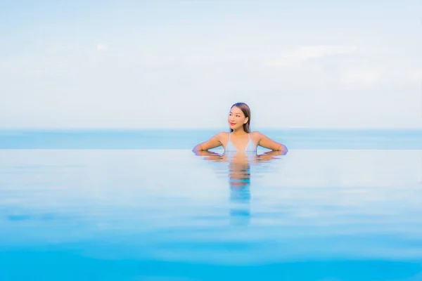 Ritratto Bella Giovane Donna Asiatica Rilassarsi Sorriso Intorno Alla Piscina — Foto Stock