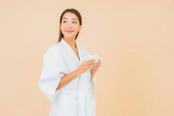 Porträt Schöne Junge Asiatische Frau Mit Kaffeetasse Auf Isoliertem Hintergrund — Stockfoto
