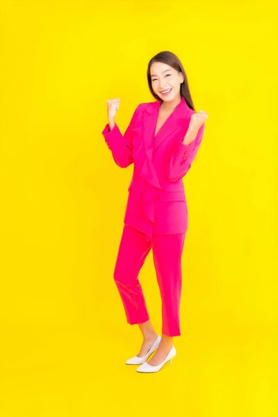 Porträtt Vacker Ung Asiatisk Kvinna Leende Aktion Gul Färg Bakgrund — Stockfoto