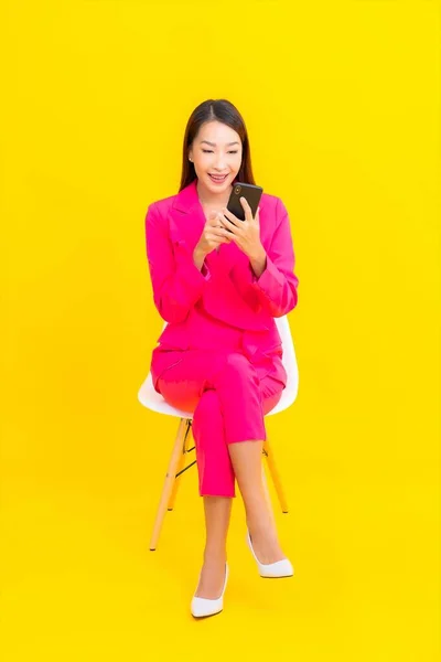 Retrato Hermosa Joven Asiático Mujer Uso Inteligente Móvil Amarillo Color —  Fotos de Stock
