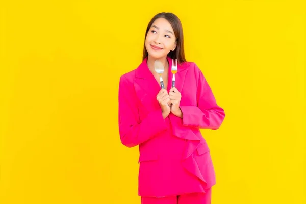 Portret Mooie Jonge Aziatische Vrouw Met Lepel Vork Geel Geïsoleerde — Stockfoto