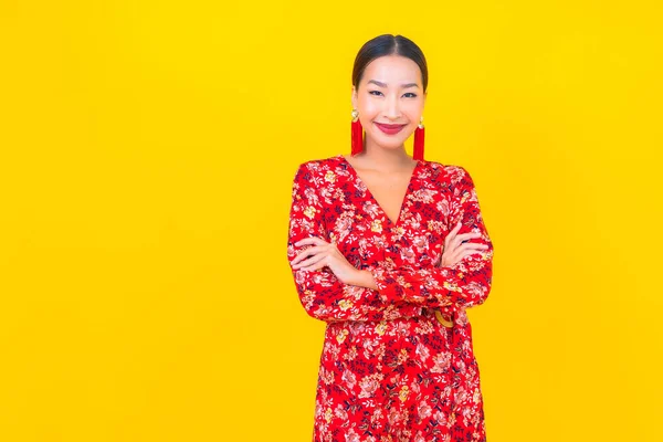 Porträt Schöne Junge Asiatische Frau Lächelt Aktion Chinesischem Neujahrskonzept Auf — Stockfoto