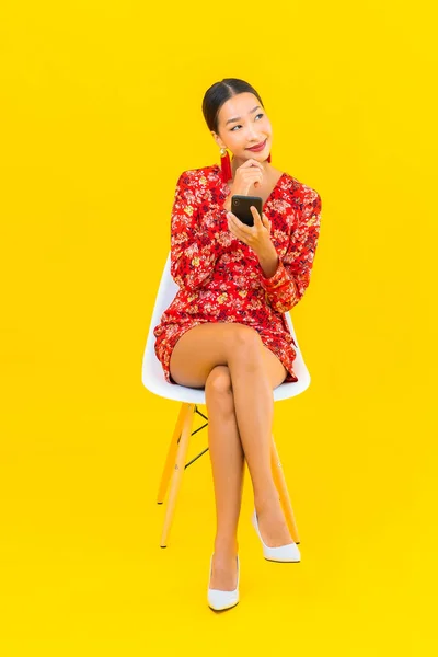 Πορτρέτο Όμορφη Νεαρή Ασιάτισσα Γυναίκα Χρησιμοποιούν Έξυπνο Κινητό Τηλέφωνο Κάθονται — Φωτογραφία Αρχείου