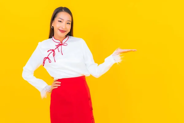 Retrato Hermosa Joven Mujer Asiática Sonrisa Acción Sobre Fondo Amarillo —  Fotos de Stock