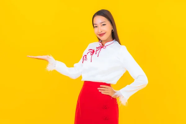 Porträt Schöne Junge Asiatische Frau Lächelt Aktion Auf Gelbem Hintergrund — Stockfoto