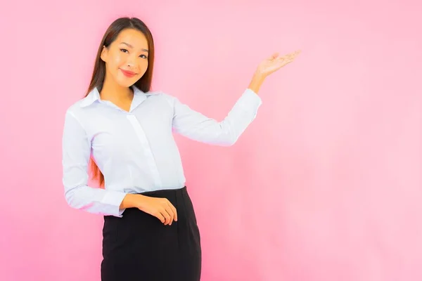 Portret Mooie Jonge Business Aziatische Vrouw Met Actie Roze Geïsoleerde — Stockfoto