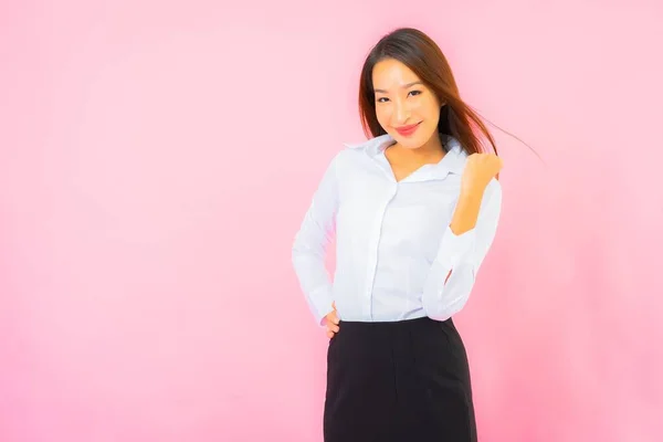 Portrait Belle Jeune Entreprise Asiatique Femme Avec Action Rose Fond — Photo