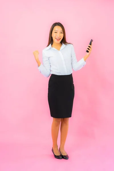 Ritratto Bella Giovane Donna Asiatica Utilizzare Smart Cellulare Sfondo Rosa — Foto Stock