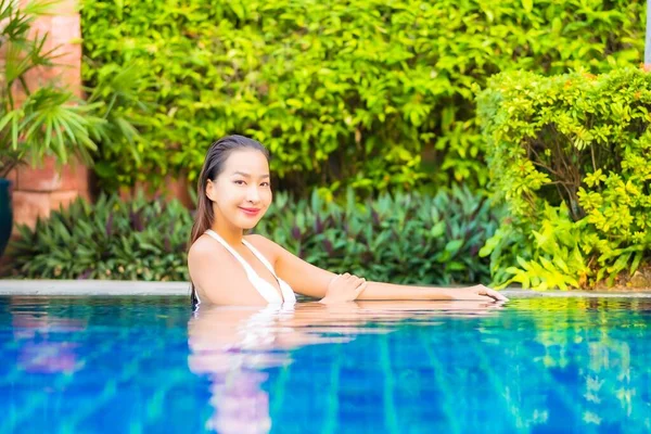 Güzel Bir Asyalı Kadın Portresi Rahatlayın Gülümseyin Tatil Için Oteldeki — Stok fotoğraf