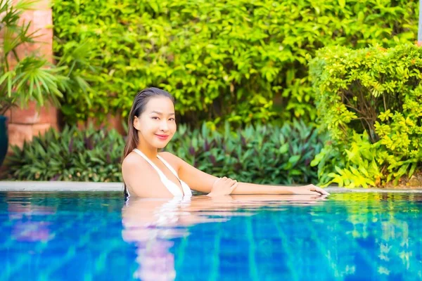 Retrato Hermosa Joven Asiática Mujer Relajarse Sonrisa Disfrutar Ocio Alrededor — Foto de Stock