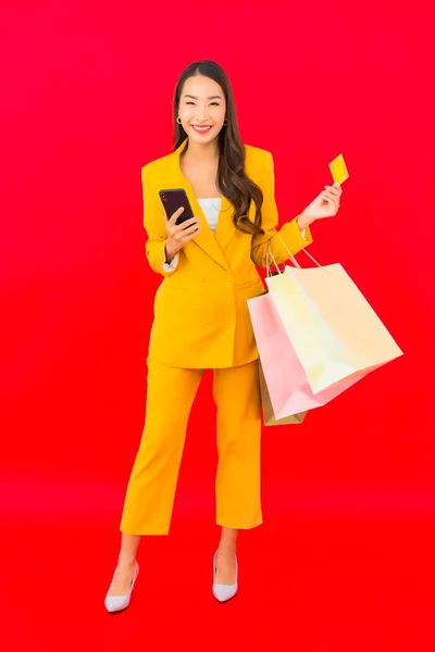 拥有大量购物袋信用卡和手机的亚洲美女形象 — 图库照片