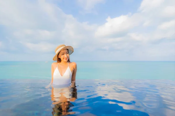 Portrait Schöne Junge Asiatische Frau Entspannen Lächeln Freizeit Rund Freibad — Stockfoto